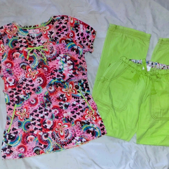 Koi Scrub Set with a 🦋 Top in Sm & Lime XSm Pants